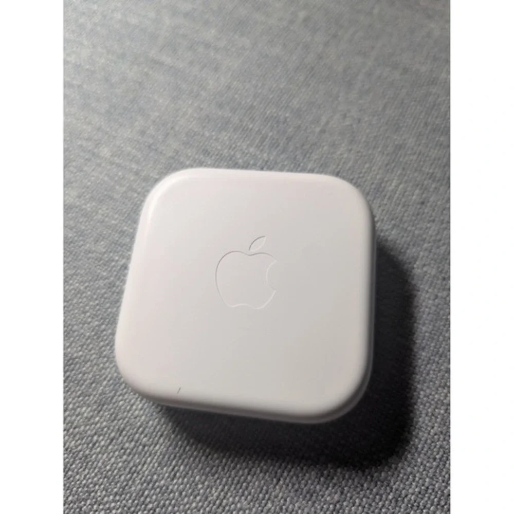 Apple Earbuds In Ear Headphones with 3.5 mm Aux Jack Microphone‎ White Wired
